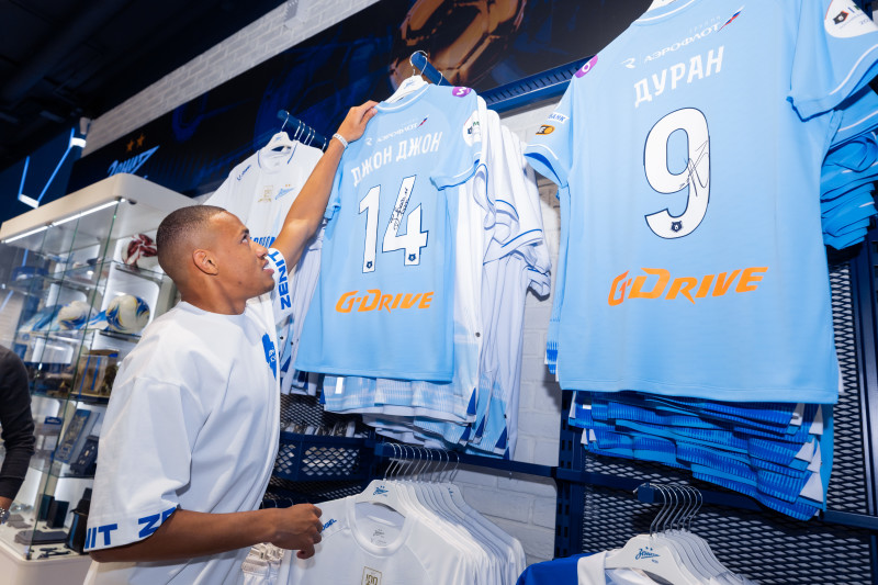 Презентация Джон Джона и Джона Дурана  в фирменном магазине «Зенит-Арена»