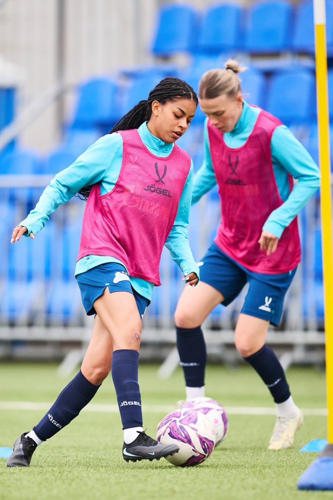 Тренировка женской команды перед матчем с «Крыльями Советов»