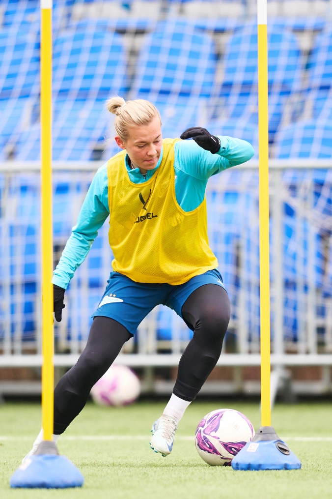 Тренировка женской команды перед матчем с «Крыльями Советов»