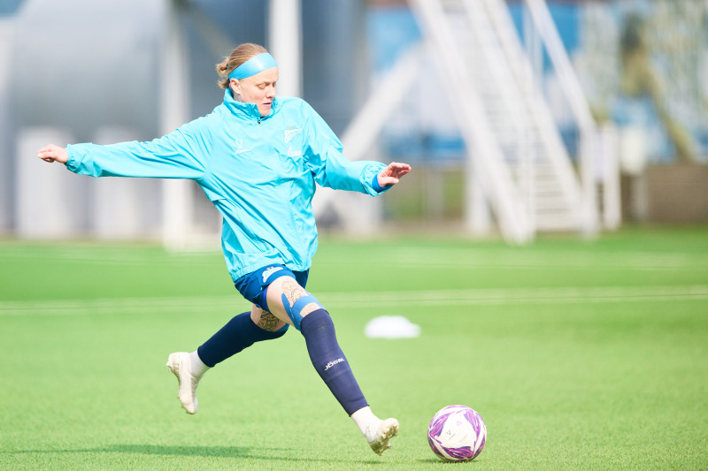 Тренировка женской команды перед матчем с «Крыльями Советов»