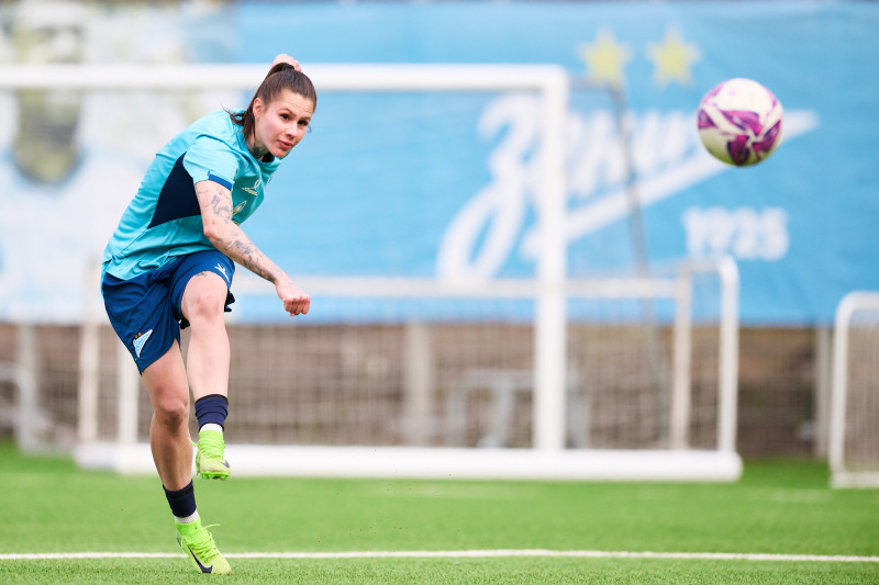 Тренировка женской команды перед матчем с «Крыльями Советов»