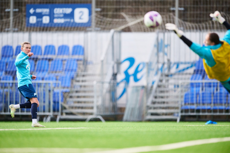 Тренировка женской команды перед матчем с «Крыльями Советов»