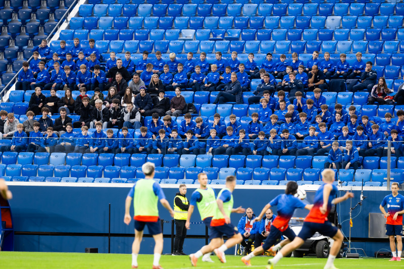 Воспитанники Академии на тренировке сборной России перед матчем с Мали