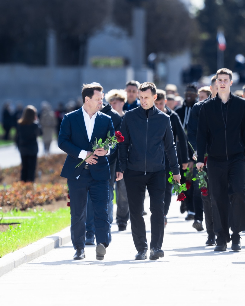 ФК «Зенит» на Пискаревском мемориале: торжественное возложение цветов