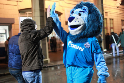 Голубой лев, официальный талисман ФК «Зенит» перед матчем Лиги чемпионов УЕФА «Зенит»  —  «Андерлехт» 