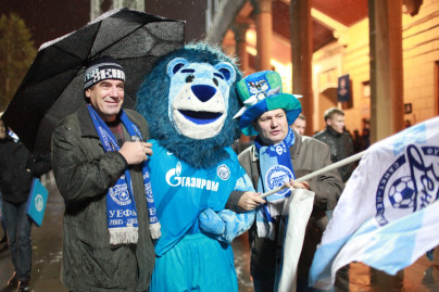 Голубой лев, официальный талисман ФК «Зенит» перед матчем Лиги чемпионов УЕФА «Зенит»  —  «Андерлехт» 