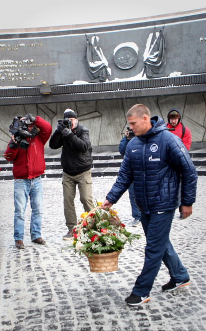 Футболисты «Зенита» возложили цветы к мемориалу защитников Ленинграда