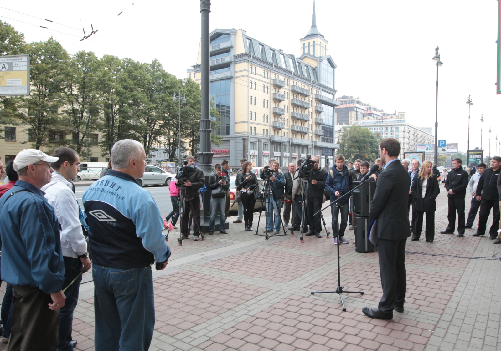 Возложение цветов ко дню рождения Павла Садырина.
