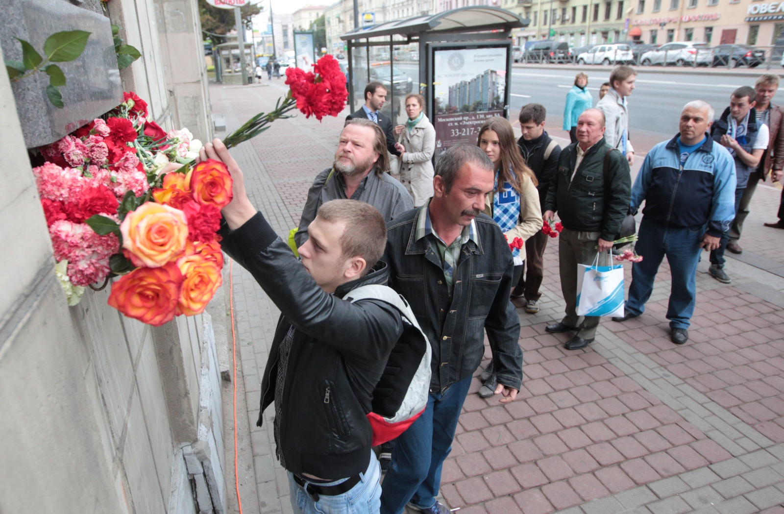 Возложение цветов ко дню рождения Павла Садырина.