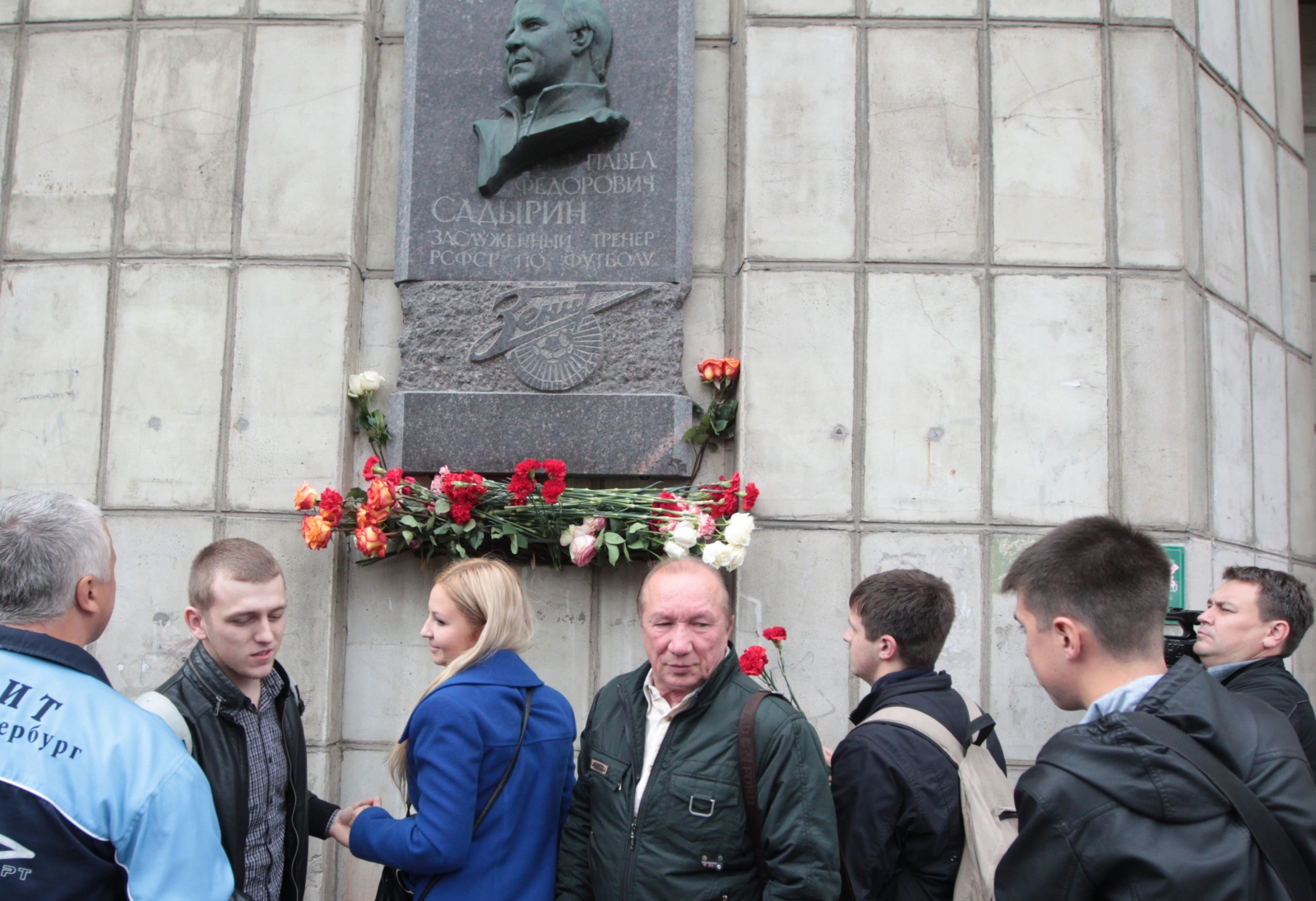 Возложение цветов ко дню рождения Павла Садырина.