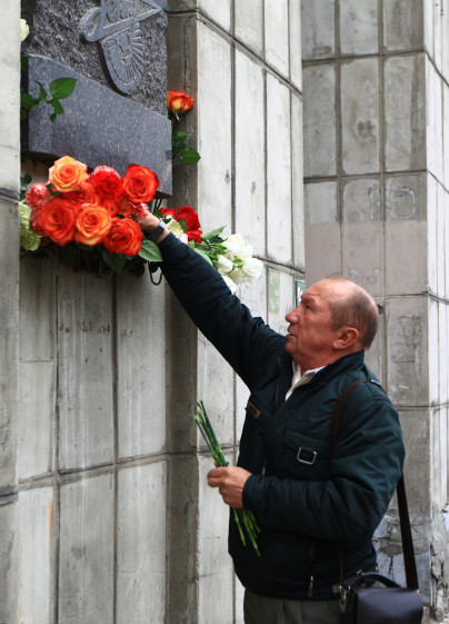 Возложение цветов ко дню рождения Павла Садырина.