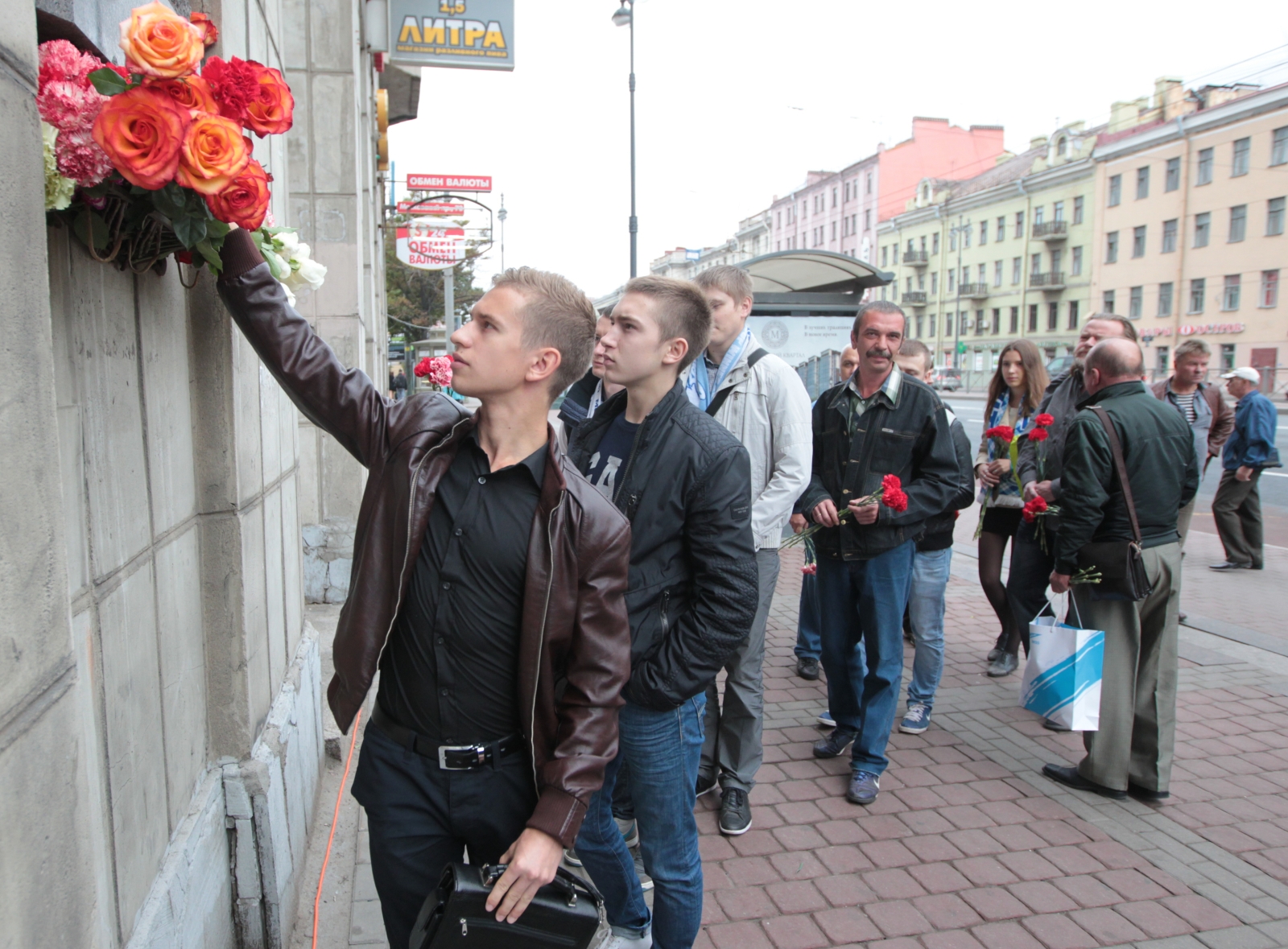 Возложение цветов ко дню рождения Павла Садырина.