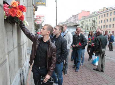 Возложение цветов ко дню рождения Павла Садырина.