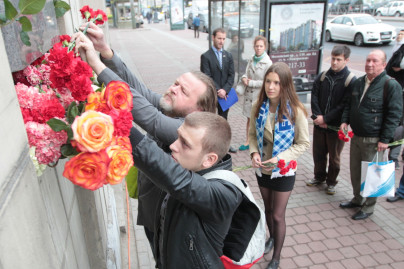 Возложение цветов ко дню рождения Павла Садырина.