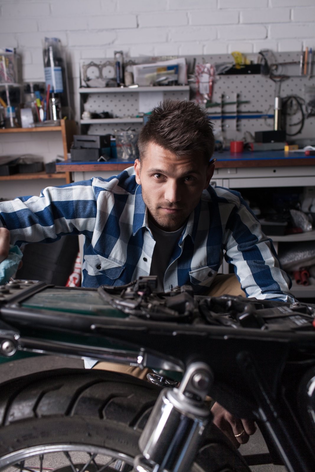 Юрий Лодыгин, вратарь ФК «Зенит»  позирует для журнала «Наш Зенит»