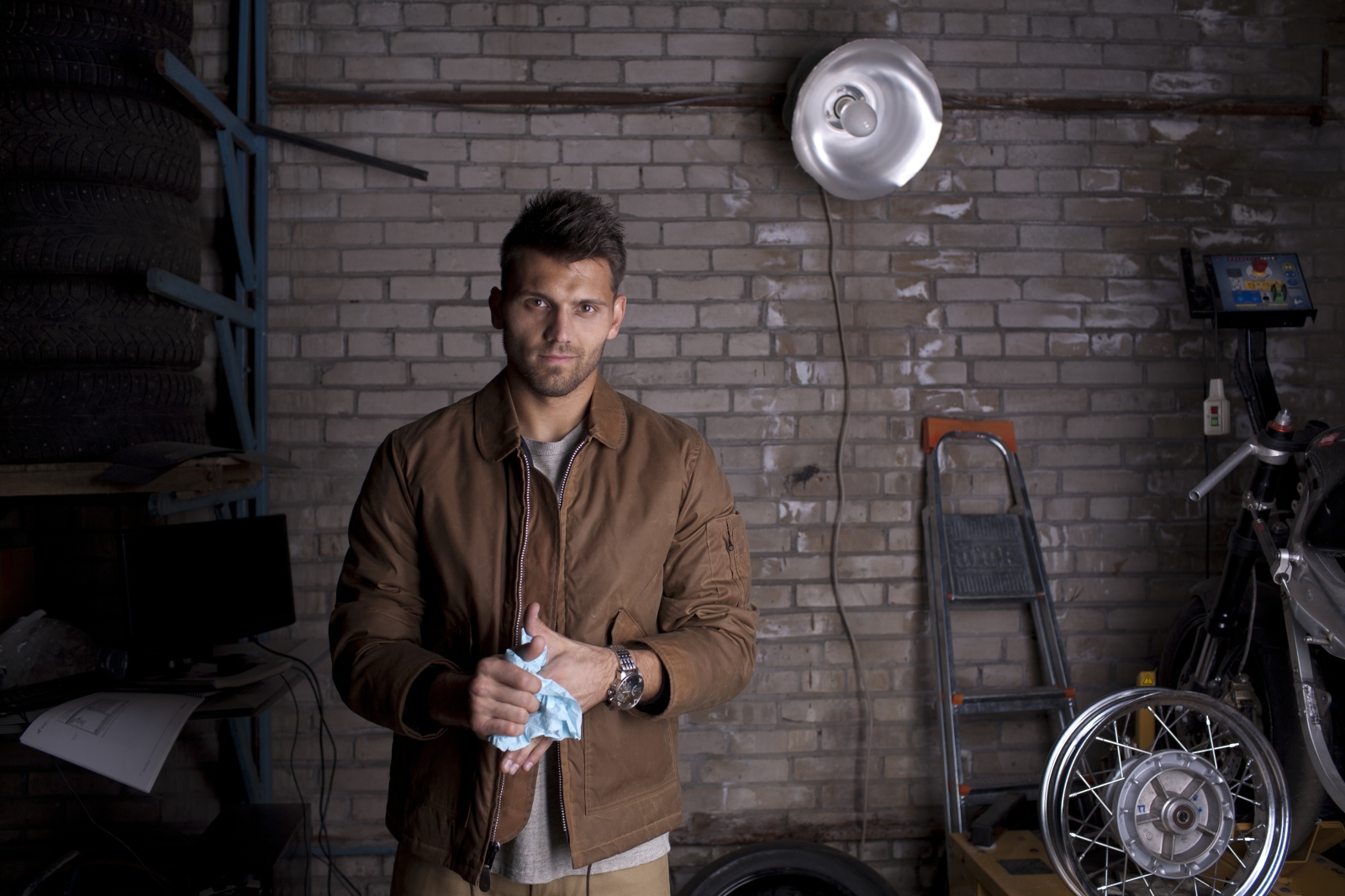 Юрий Лодыгин, вратарь ФК «Зенит»  позирует для журнала «Наш Зенит»