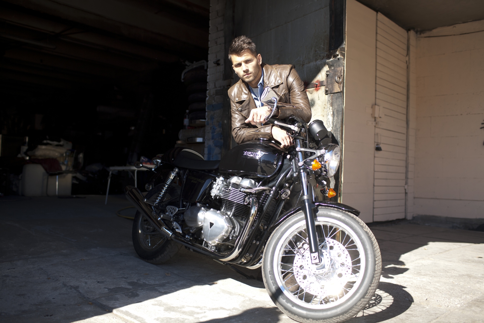 Юрий Лодыгин, вратарь ФК «Зенит»  позирует для журнала «Наш Зенит»