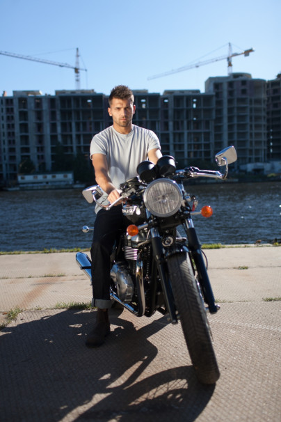 Юрий Лодыгин, вратарь ФК «Зенит»  позирует для журнала «Наш Зенит»