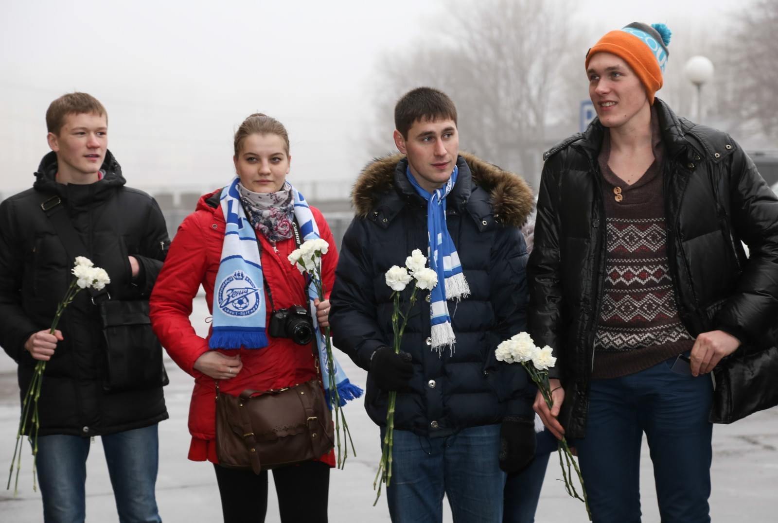 Возложение цветов к мемориальной доске Петра Дементьева