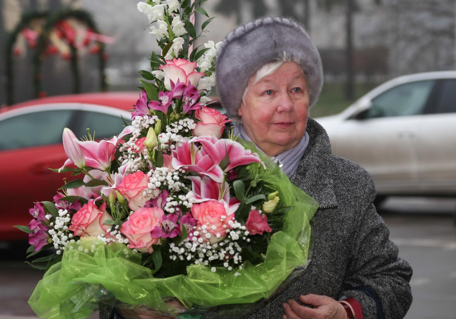 Возложение цветов к мемориальной доске Петра Дементьева