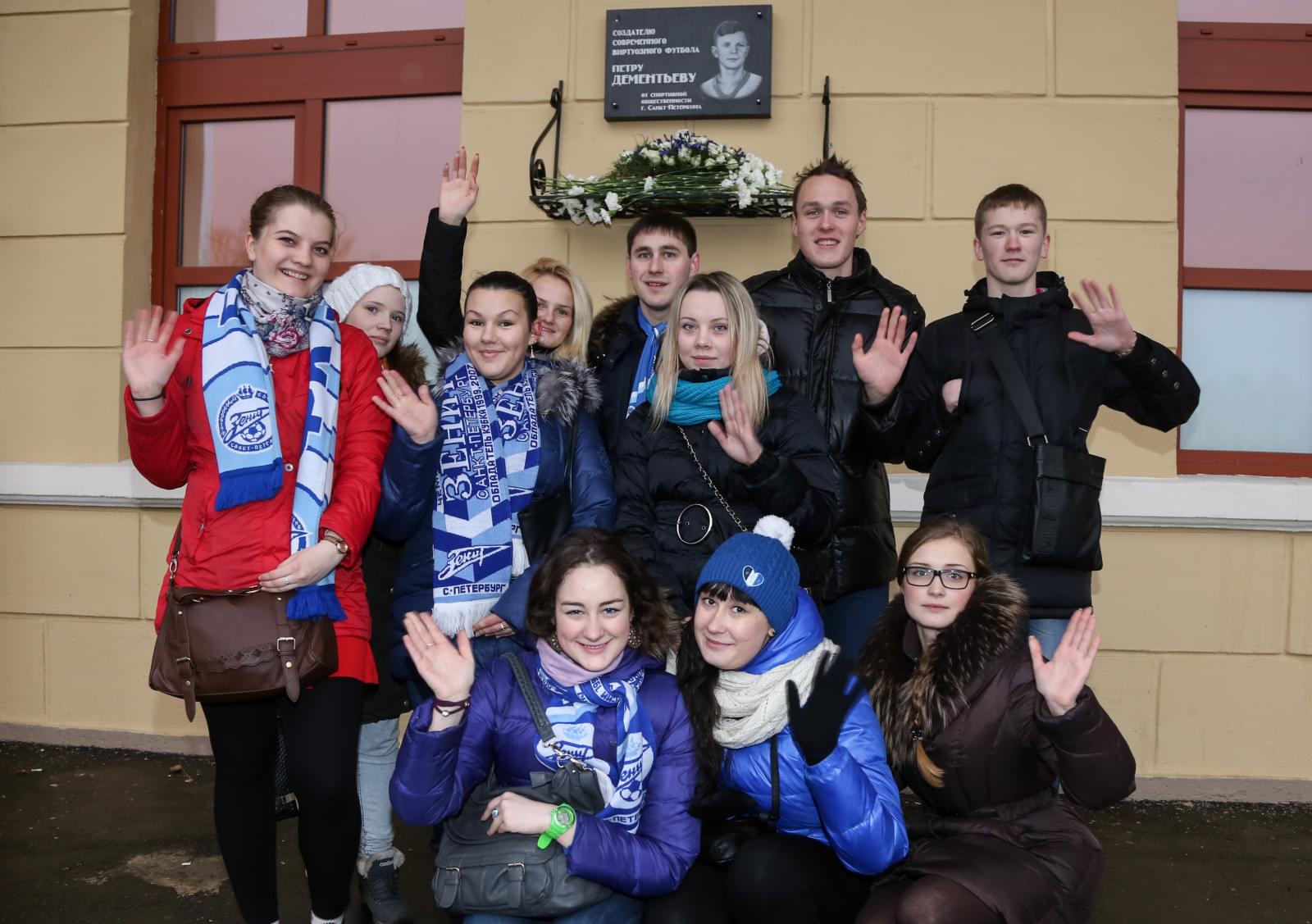 Возложение цветов к мемориальной доске Петра Дементьева