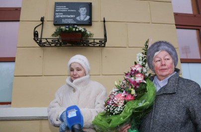 Возложение цветов к мемориальной доске Петра Дементьева