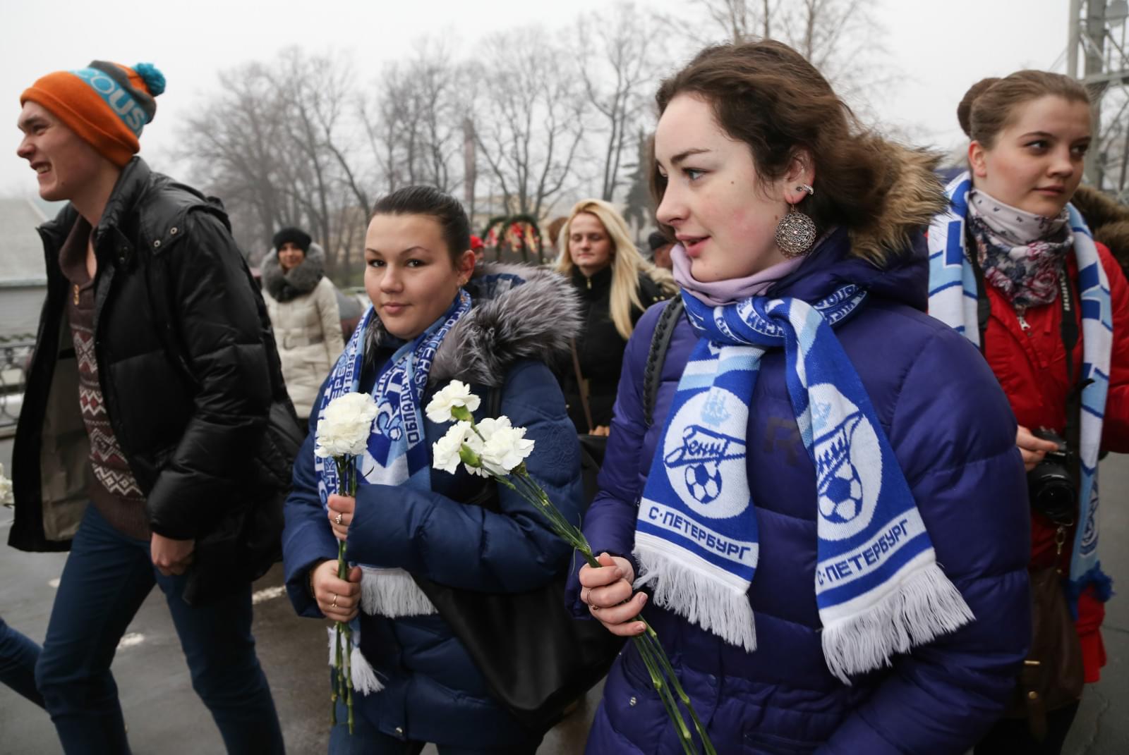 Возложение цветов к мемориальной доске Петра Дементьева