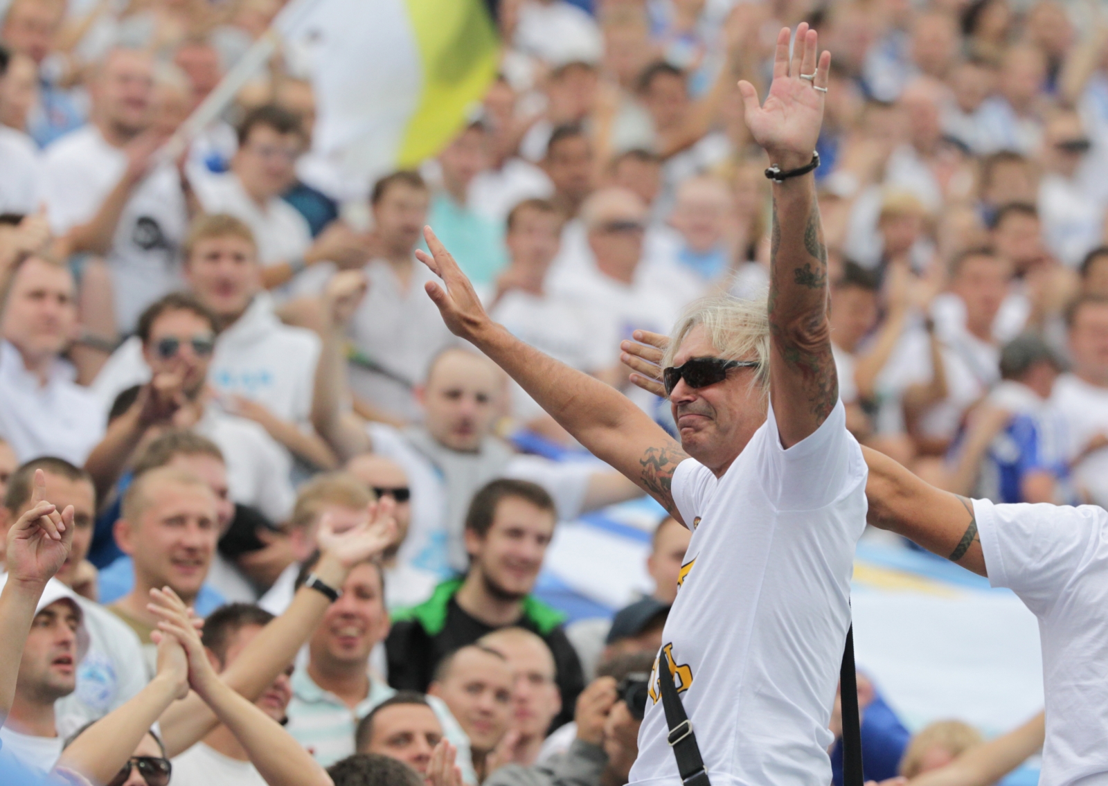 Константин Кинчев, лидер группы «Алиса» на трибуне болельщиков Зенита.