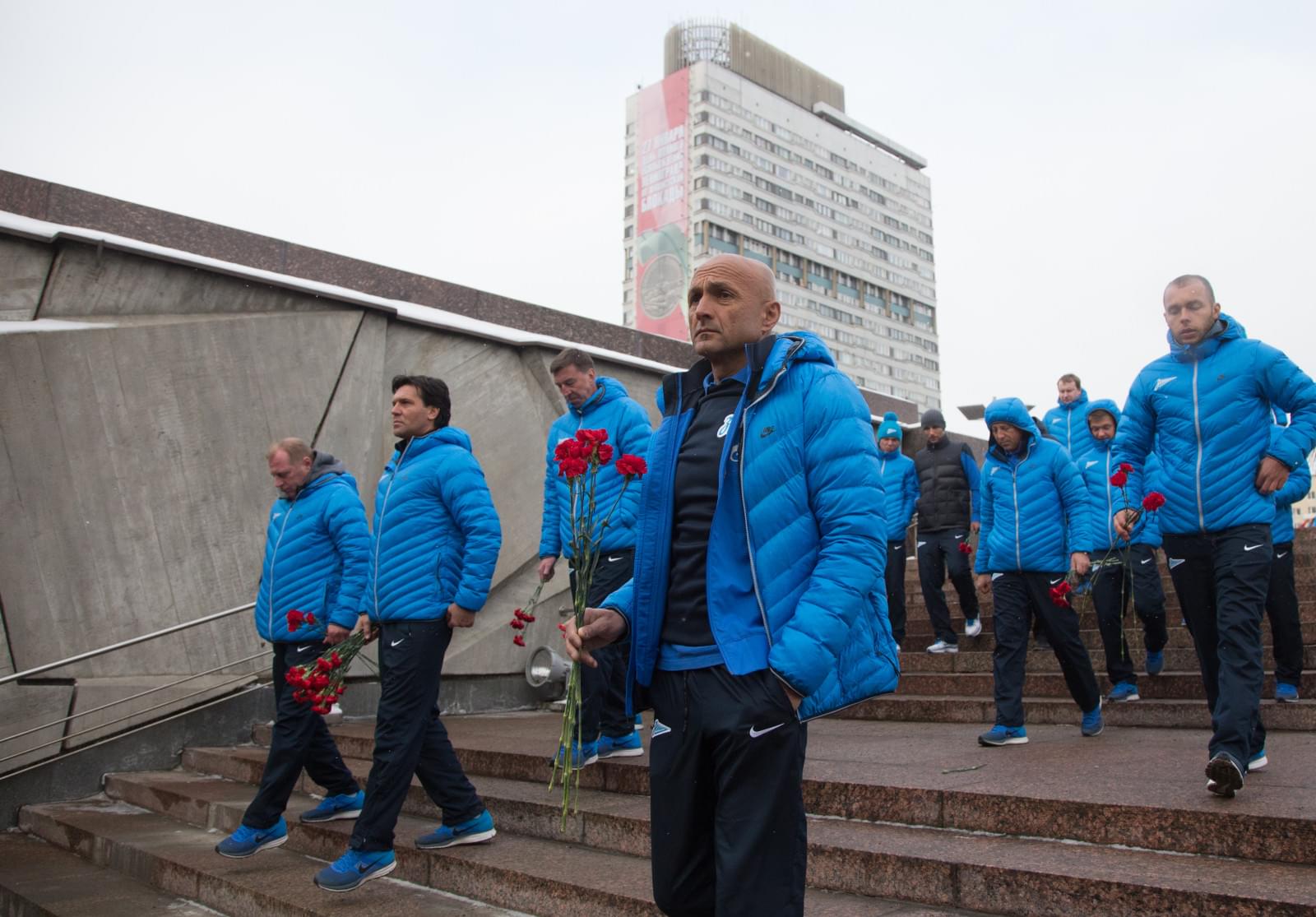 Футболисты ФК «Зенит» возложили цветы к монументу героическим защитникам Ленинграда