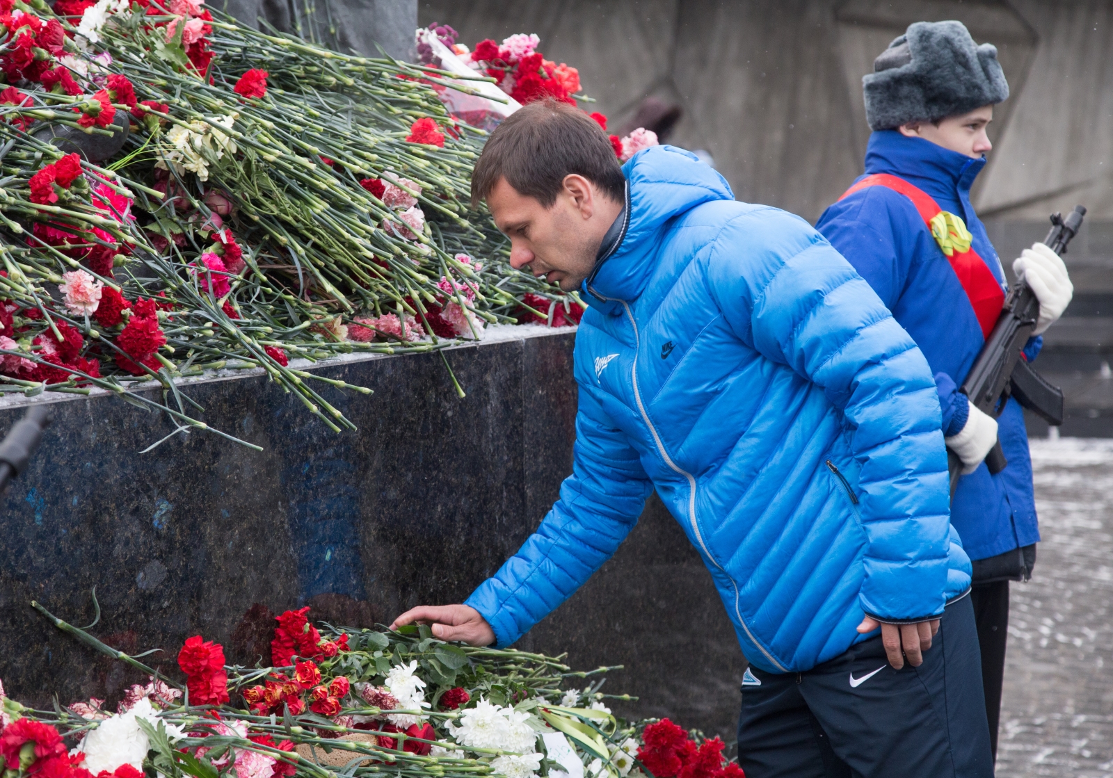 Футболисты ФК «Зенит» возложили цветы к монументу героическим защитникам Ленинграда