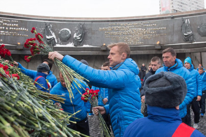 Футболисты ФК «Зенит» возложили цветы к монументу героическим защитникам Ленинграда