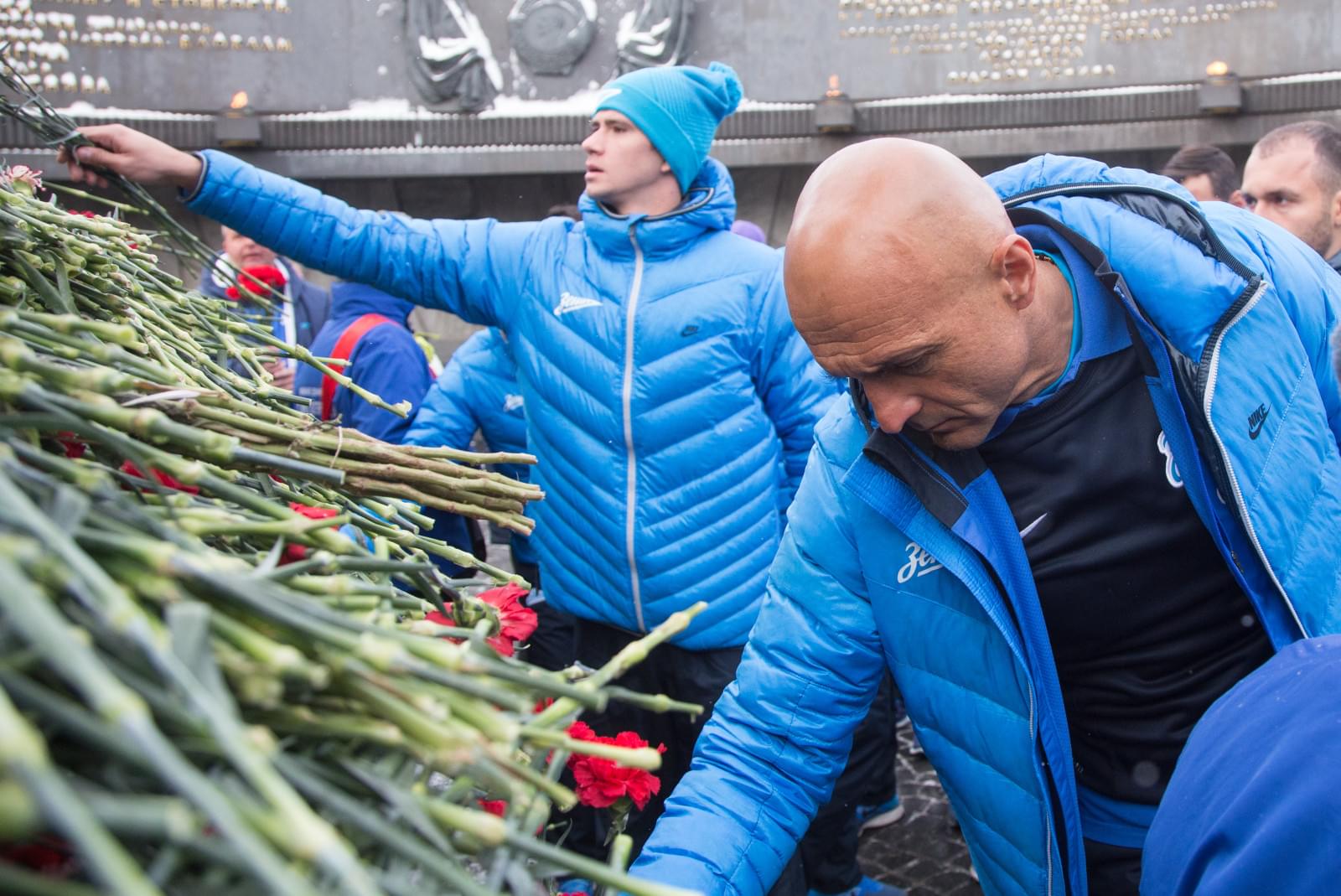 Футболисты ФК «Зенит» возложили цветы к монументу героическим защитникам Ленинграда