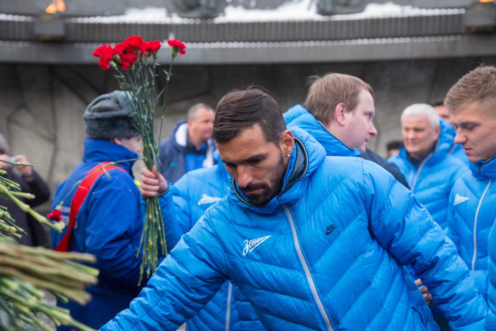 Футболисты ФК «Зенит» возложили цветы к монументу героическим защитникам Ленинграда