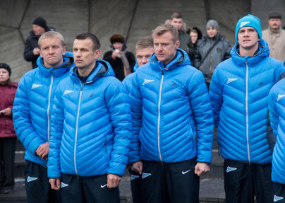 Футболисты ФК «Зенит» возложили цветы к монументу героическим защитникам Ленинграда