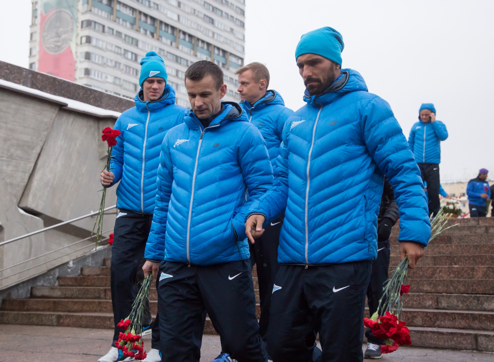 Футболисты ФК «Зенит» возложили цветы к монументу героическим защитникам Ленинграда