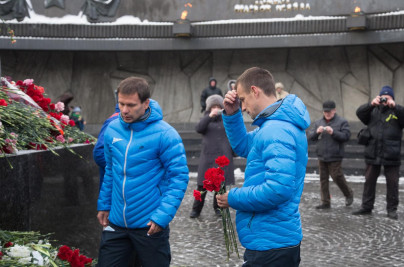 Футболисты ФК «Зенит» возложили цветы к монументу героическим защитникам Ленинграда