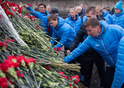 Футболисты ФК «Зенит» возложили цветы к монументу героическим защитникам Ленинграда