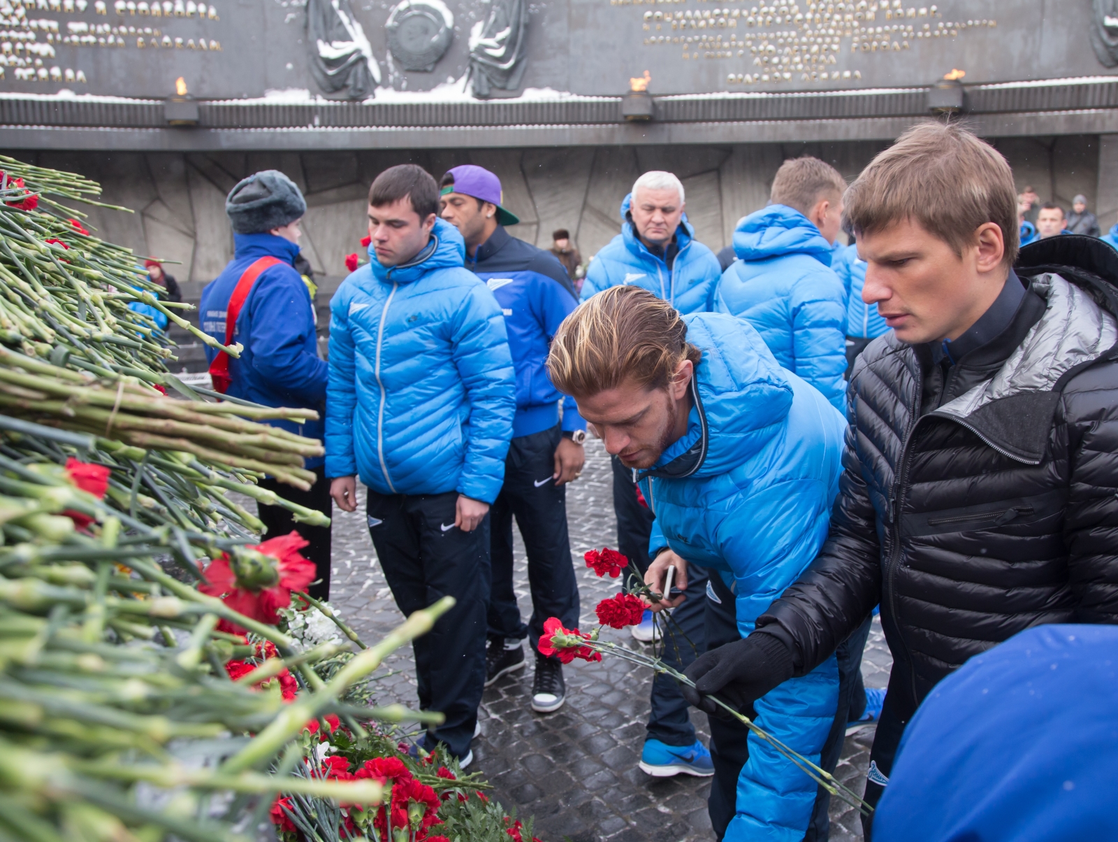 Футболисты ФК «Зенит» возложили цветы к монументу героическим защитникам Ленинграда