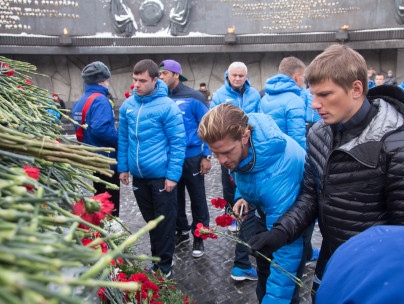 Футболисты ФК «Зенит» возложили цветы к монументу героическим защитникам Ленинграда