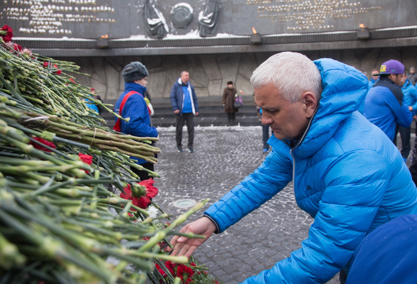 Футболисты ФК «Зенит» возложили цветы к монументу героическим защитникам Ленинграда