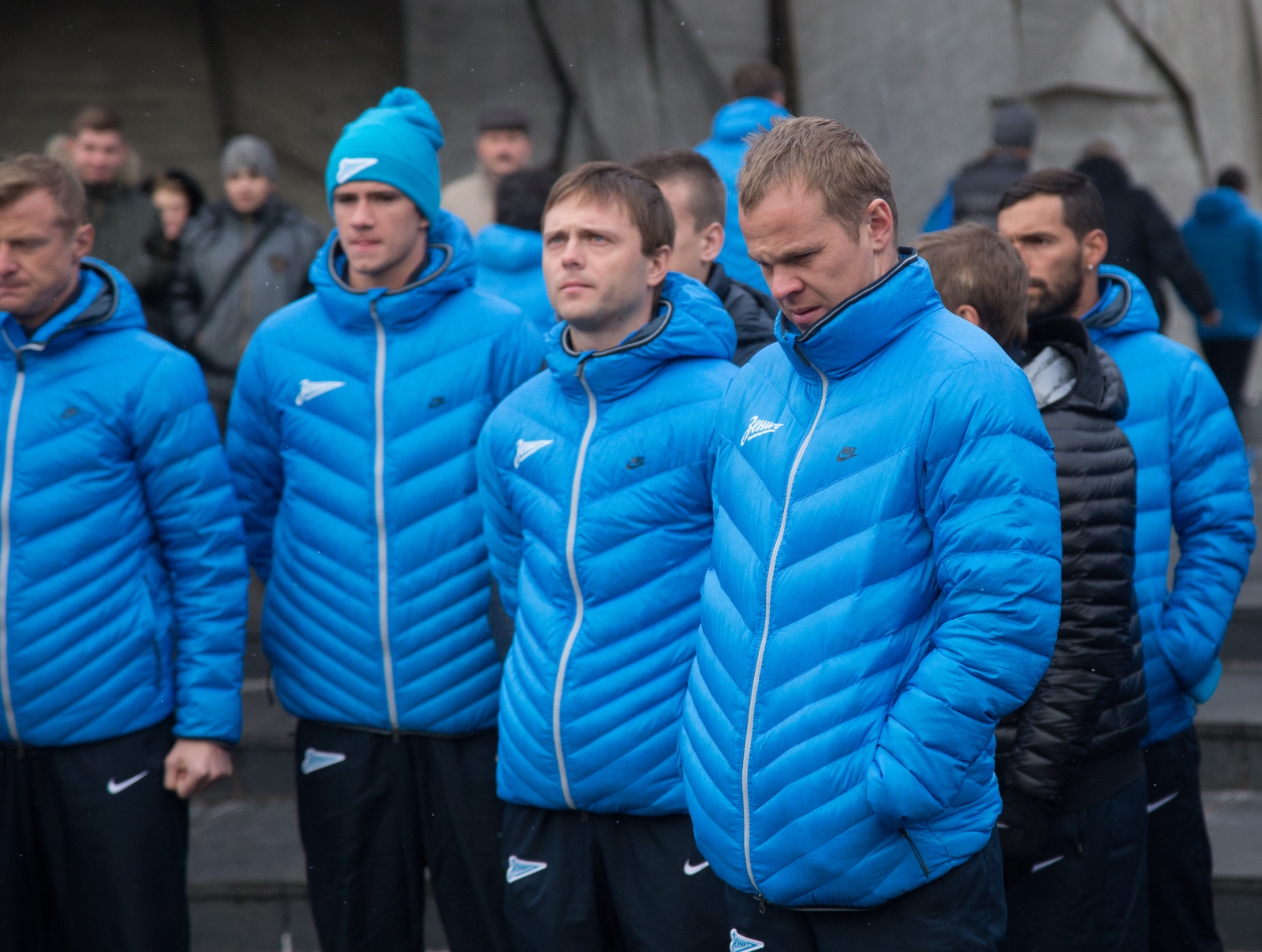 Футболисты ФК «Зенит» возложили цветы к монументу героическим защитникам Ленинграда