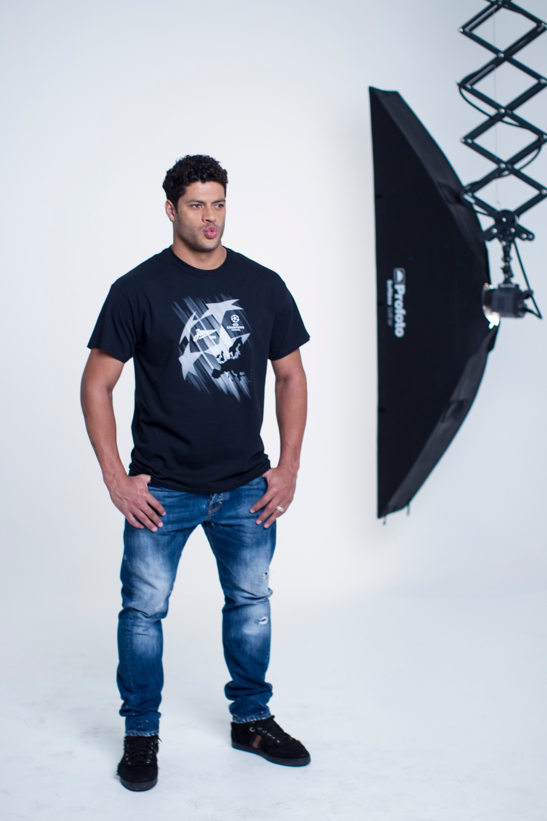 Халк: позирует для фирменной торговли «Зенит-Трейд»