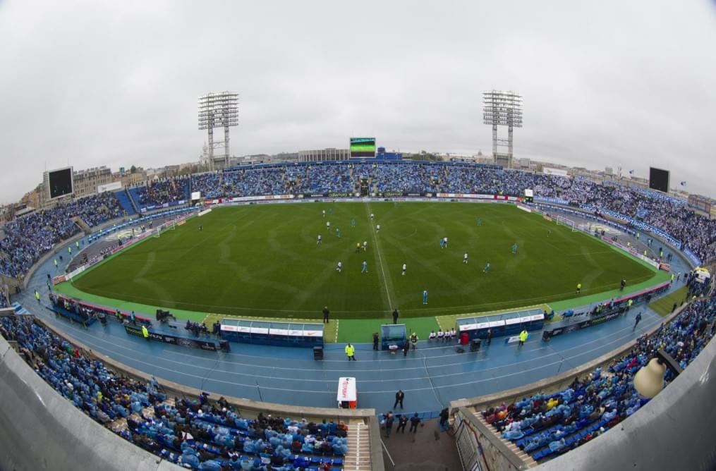 Новый рисунок газона на главной арене стадиона «Петровский»