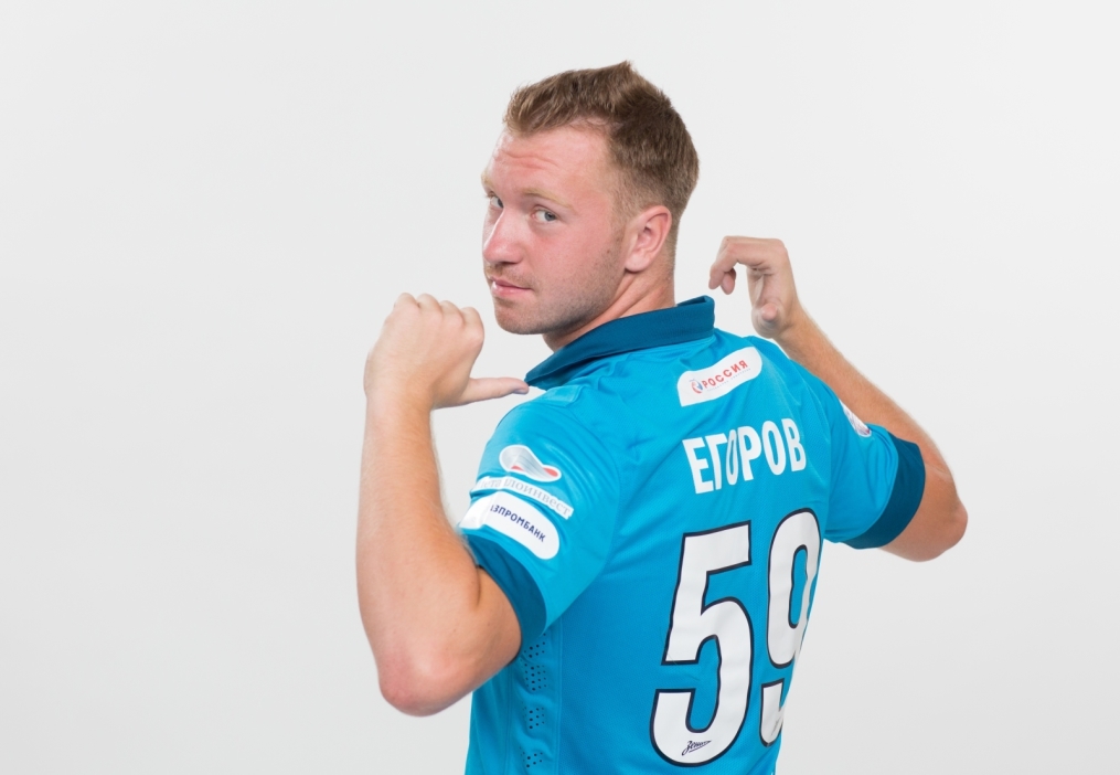 Фотосессия футболистов и тренеров молодежной команды «Зенита»