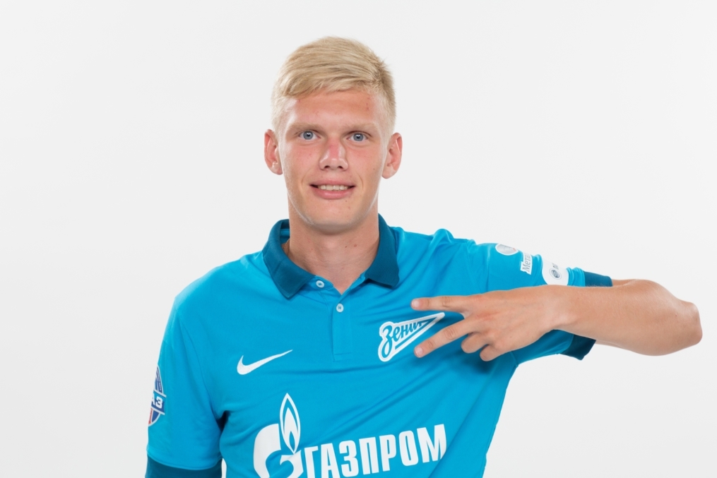 Фотосессия футболистов и тренеров молодежной команды «Зенита»