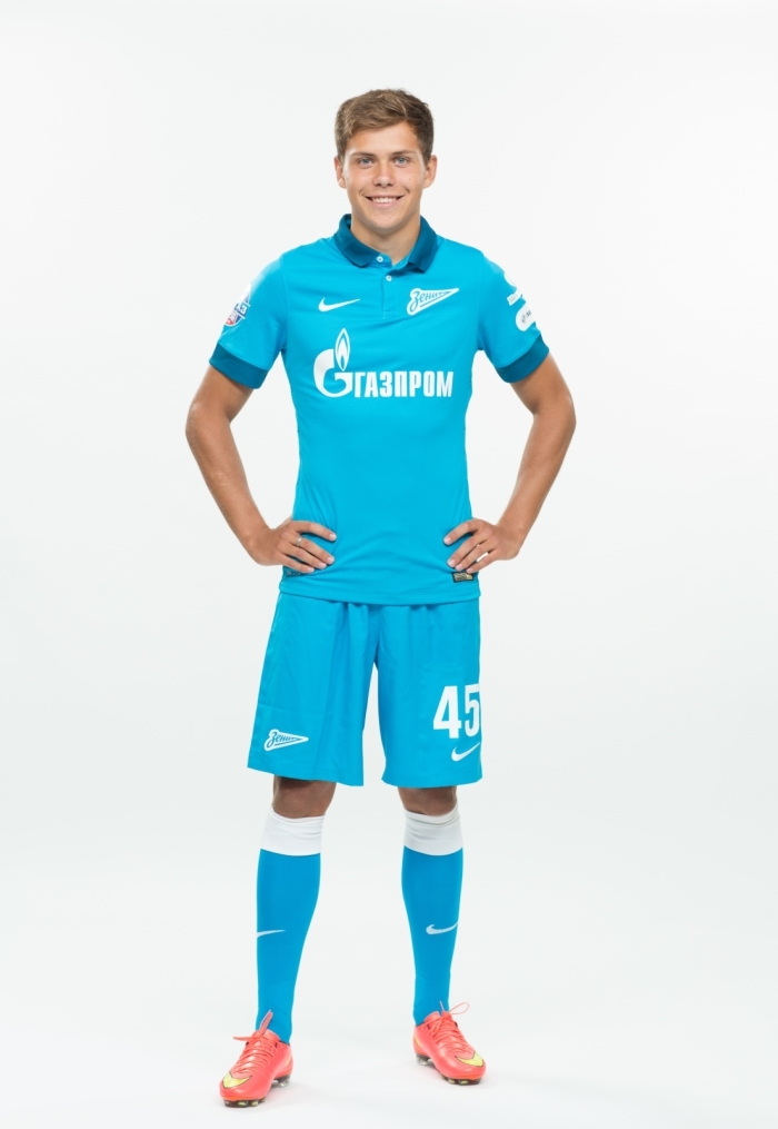 Фотосессия футболистов и тренеров молодежной команды «Зенита»