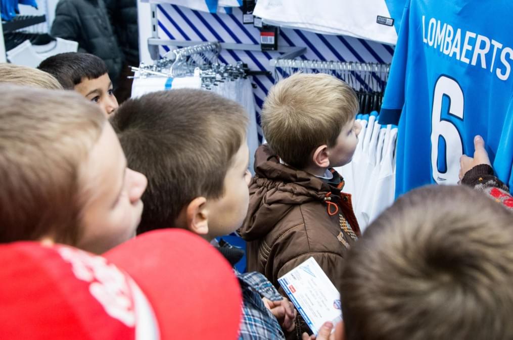 Слабовидящие дети вывели игроков «Зенита»  на матче  «Зенит» — «Спартак»