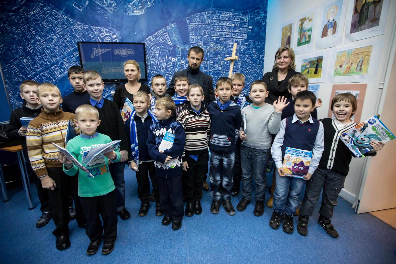 Сергей Семак на презентации книжек со «Смешариками»