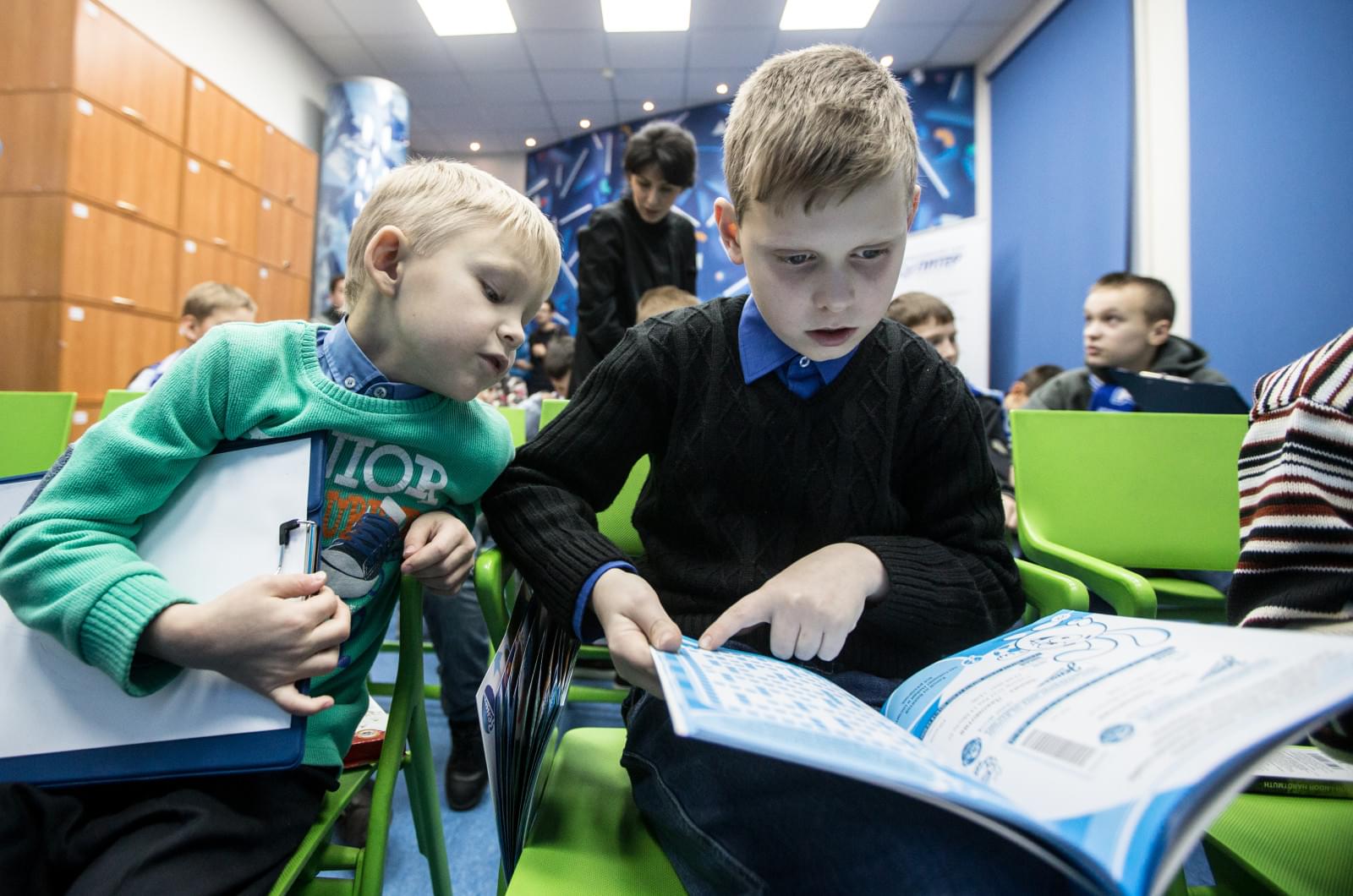 Сергей Семак на презентации книжек со «Смешариками»