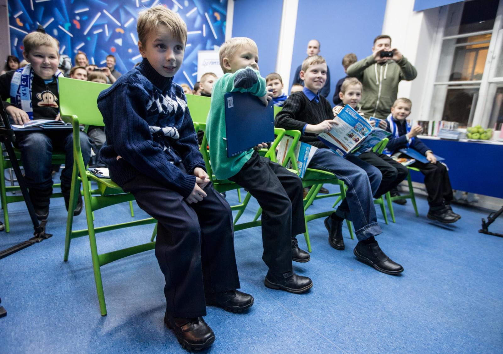 Сергей Семак на презентации книжек со «Смешариками»